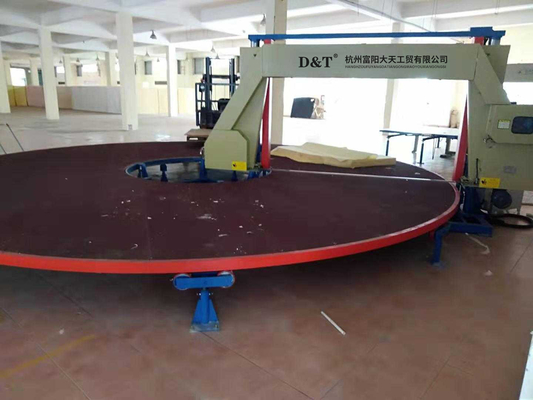 Máquina automática de corte de espuma horizontal de cinco piezas con mesa de carrusel