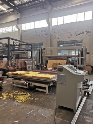 Máquina de corte de espuma de hoja de sierra oscilante horizontal CNC para esponja y PU flexible con mesa giratoria de cinturón