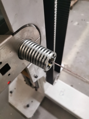 Máquina de corte de espuma de hoja de sierra oscilante horizontal CNC para esponja y PU flexible con mesa giratoria de cinturón