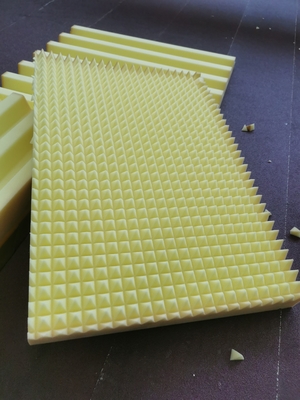 Máquina de corte de espuma de hoja de sierra oscilante horizontal CNC para esponja y PU flexible con mesa giratoria de cinturón