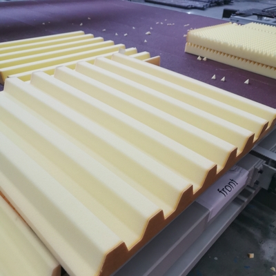 Máquina de corte de esponja horizontal CNC de alta precisión con hoja oscilante para espuma de poliuretano