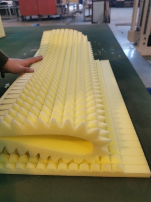 Máquina de corte de espuma de doble hoja oscilante CNC para el corte de forma de esponja flexible y suave