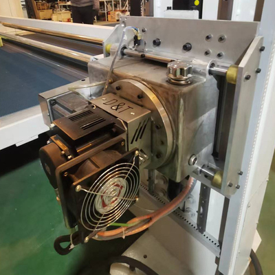 Máquina de corte de espuma de doble hoja oscilante CNC para el corte de forma de esponja flexible y suave