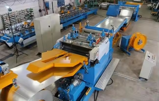 Máquina de moldeado de paneles de sándwich EPS / línea de producción de azulejos de techo automática de lana de roca con chapa de acero de color