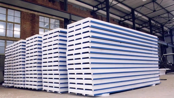 Máquina de moldeado de paneles de sándwich EPS / línea de producción de azulejos de techo automática de lana de roca con chapa de acero de color