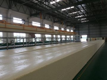 Cadena de producción continua horizontal de máquina de la espuma unidad larga del bloque de espuma de la abrazadera